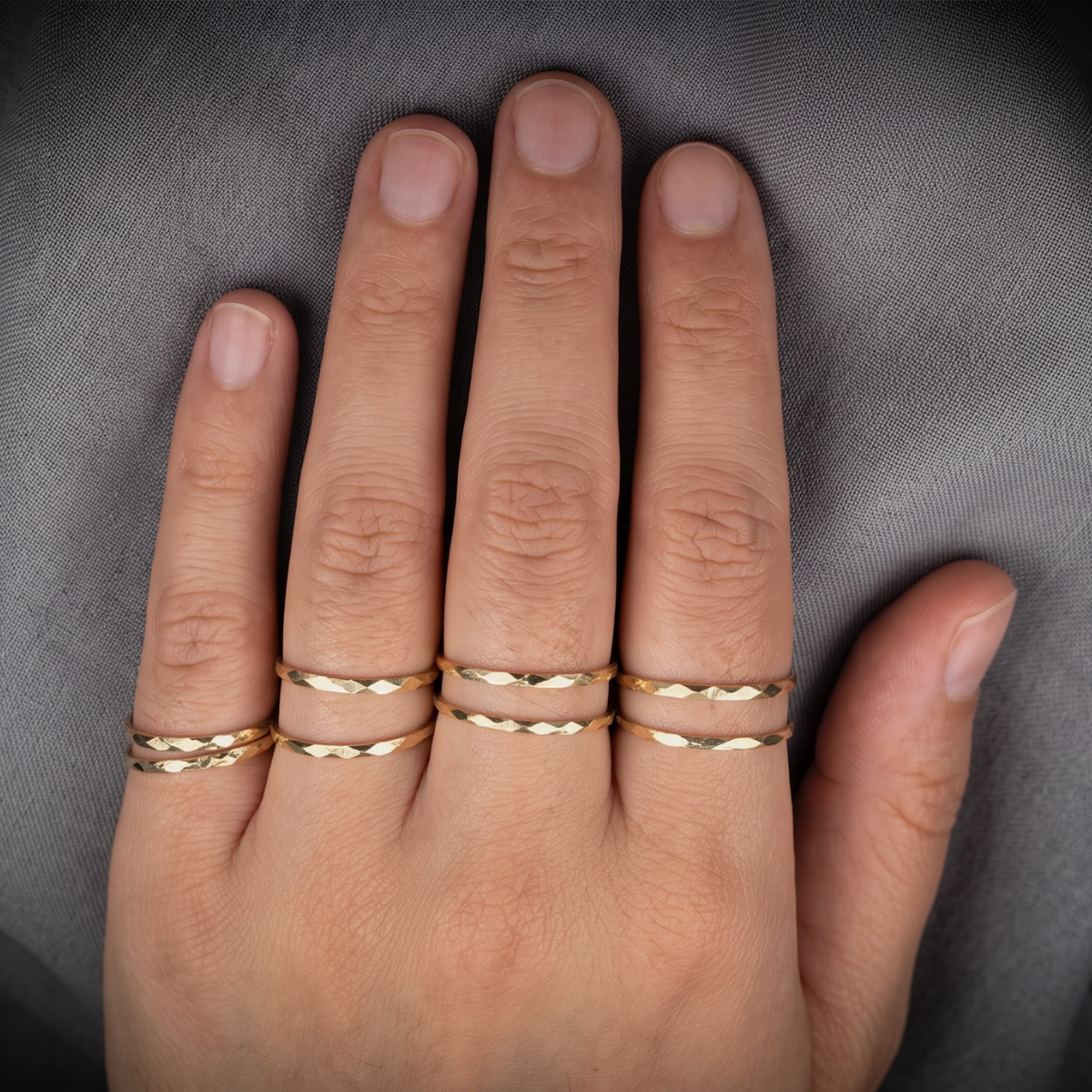 Anillo Semanario Facetado en Oro de 10K - Imagen 2